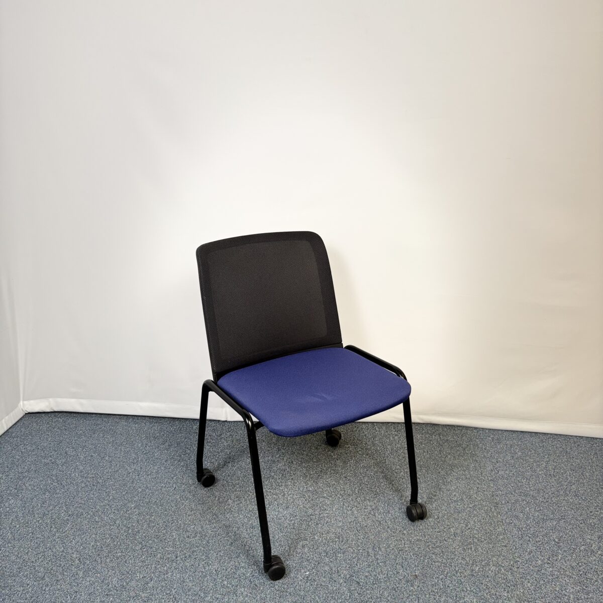 Chaise de réunion Haworth en plastique et tissu bleu avec roulettes