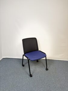 Chaise de réunion Haworth en plastique et tissu bleu  avec roulettes