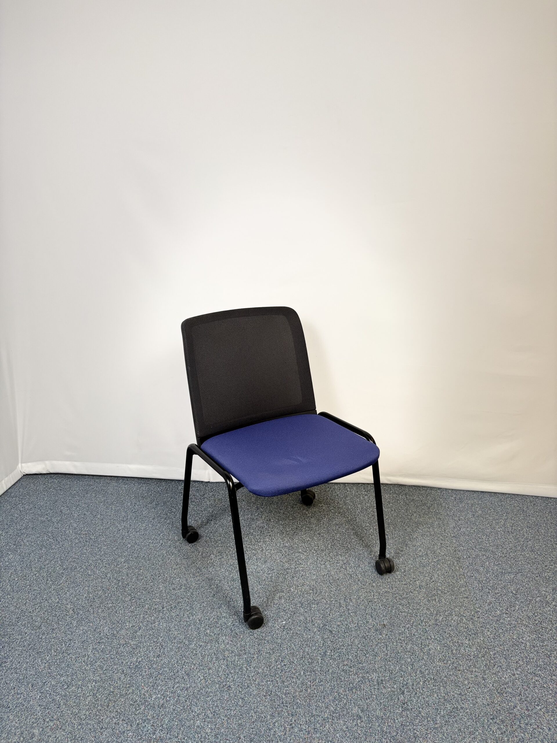 Chaise de réunion Haworth en plastique et tissu bleu avec roulettes