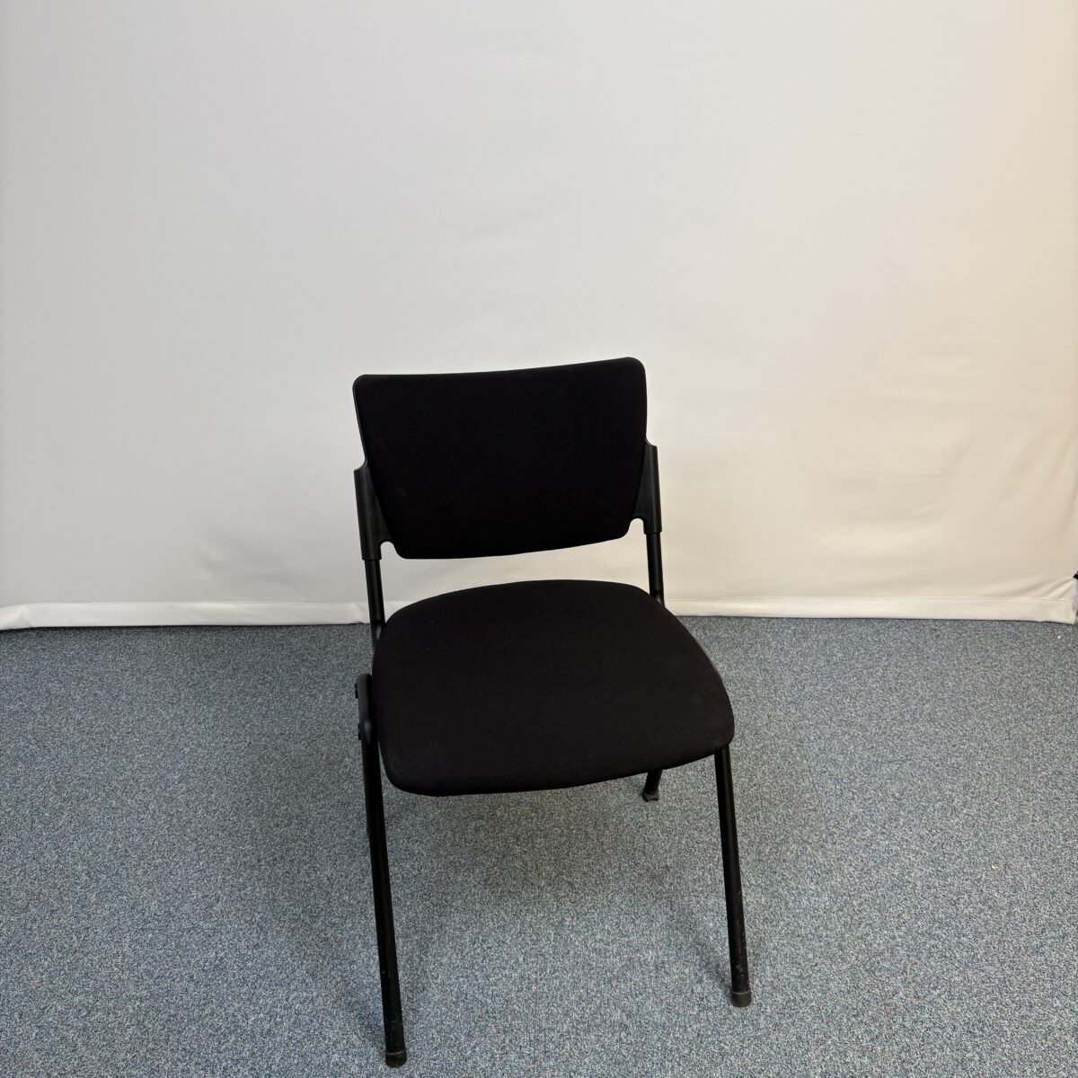 Siège d’accueil noir en plastique et tissu pratique et élégant
