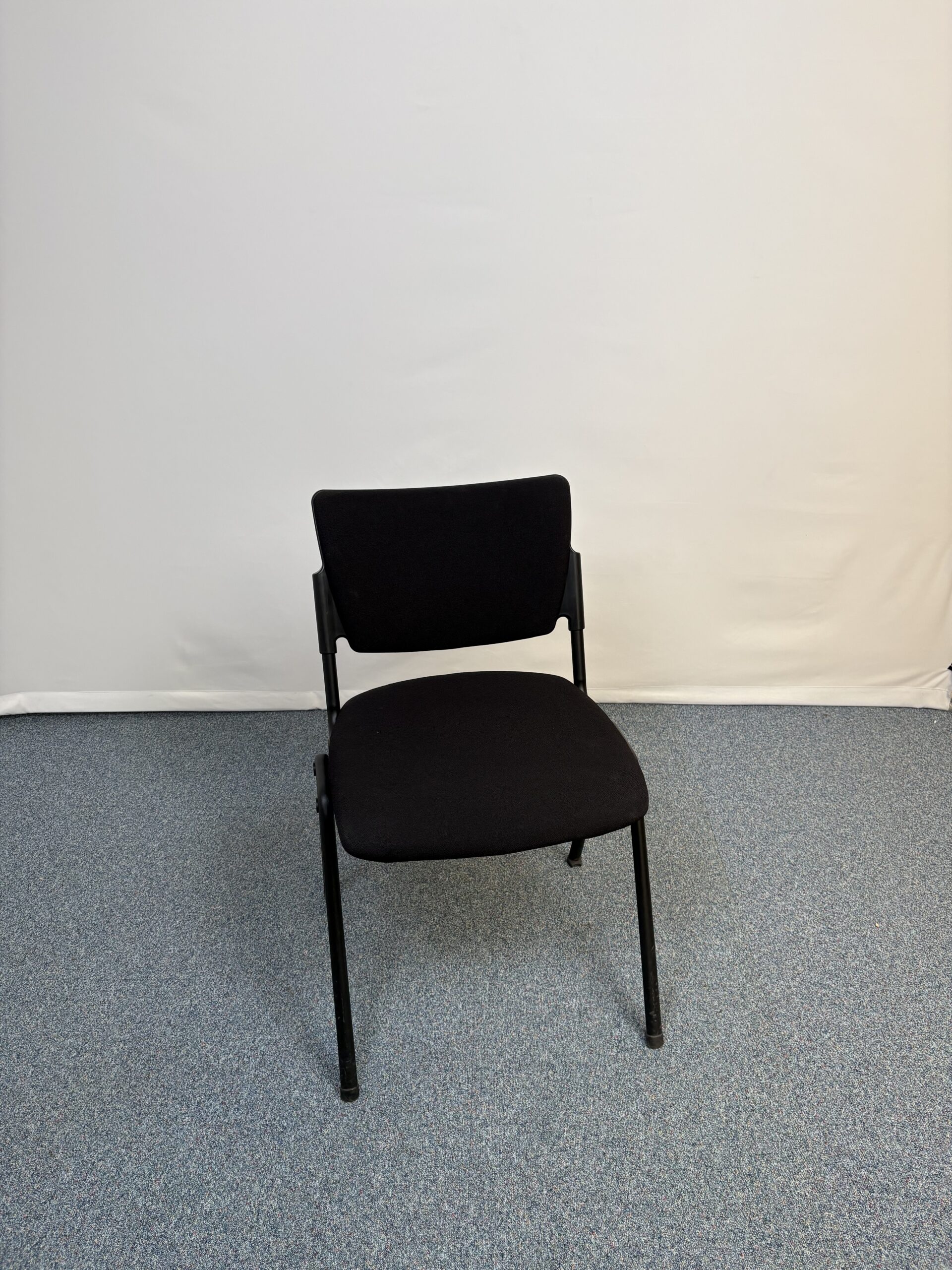 Siège d’accueil noir en plastique et tissu pratique et élégant