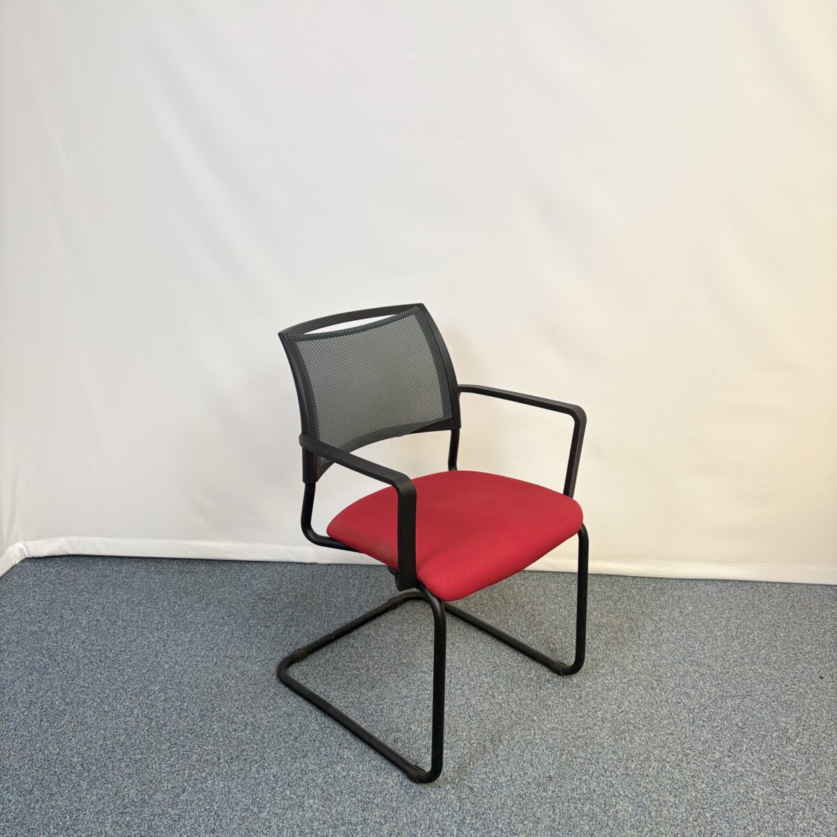 Chaise visiteur Majencia en plastique et assise en tissu rouge