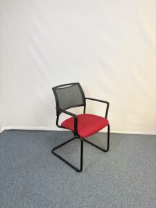 Chaise visiteur Majencia en plastique et assise en tissu rouge