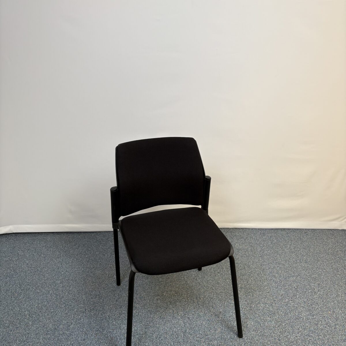 Siège de réunion en plastique et tissu noir au style minimaliste