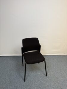 Siège de réunion en plastique et tissu noir au style minimaliste