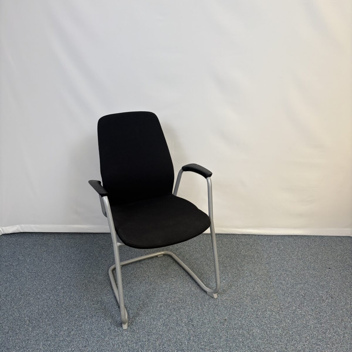 Siège de réunion Kinnarps Plus Chair 376 noir avec accoudoirs