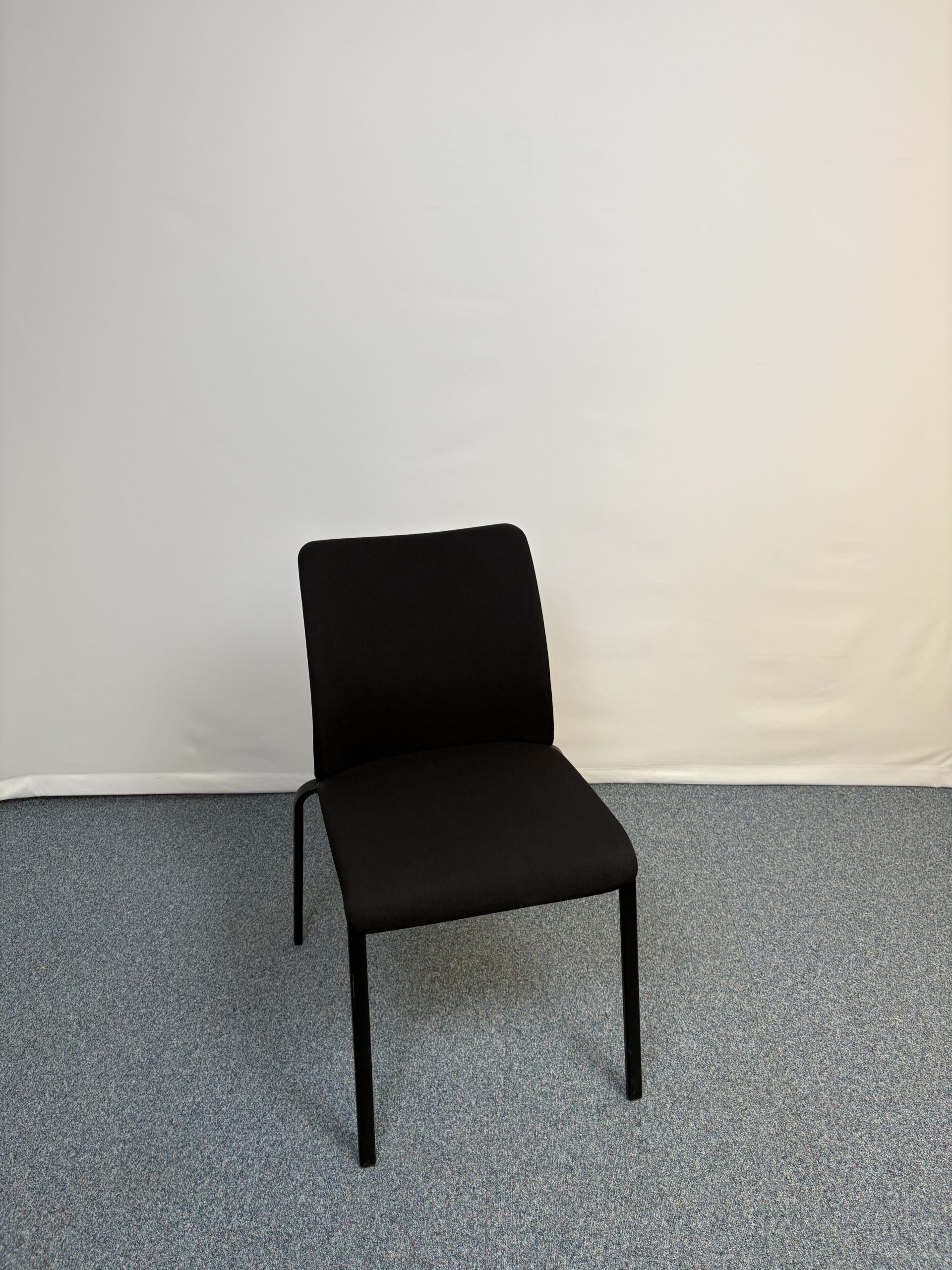 chaise-visiteur-plastique-tissu-noir-steelcase-noir-1.jpeg
