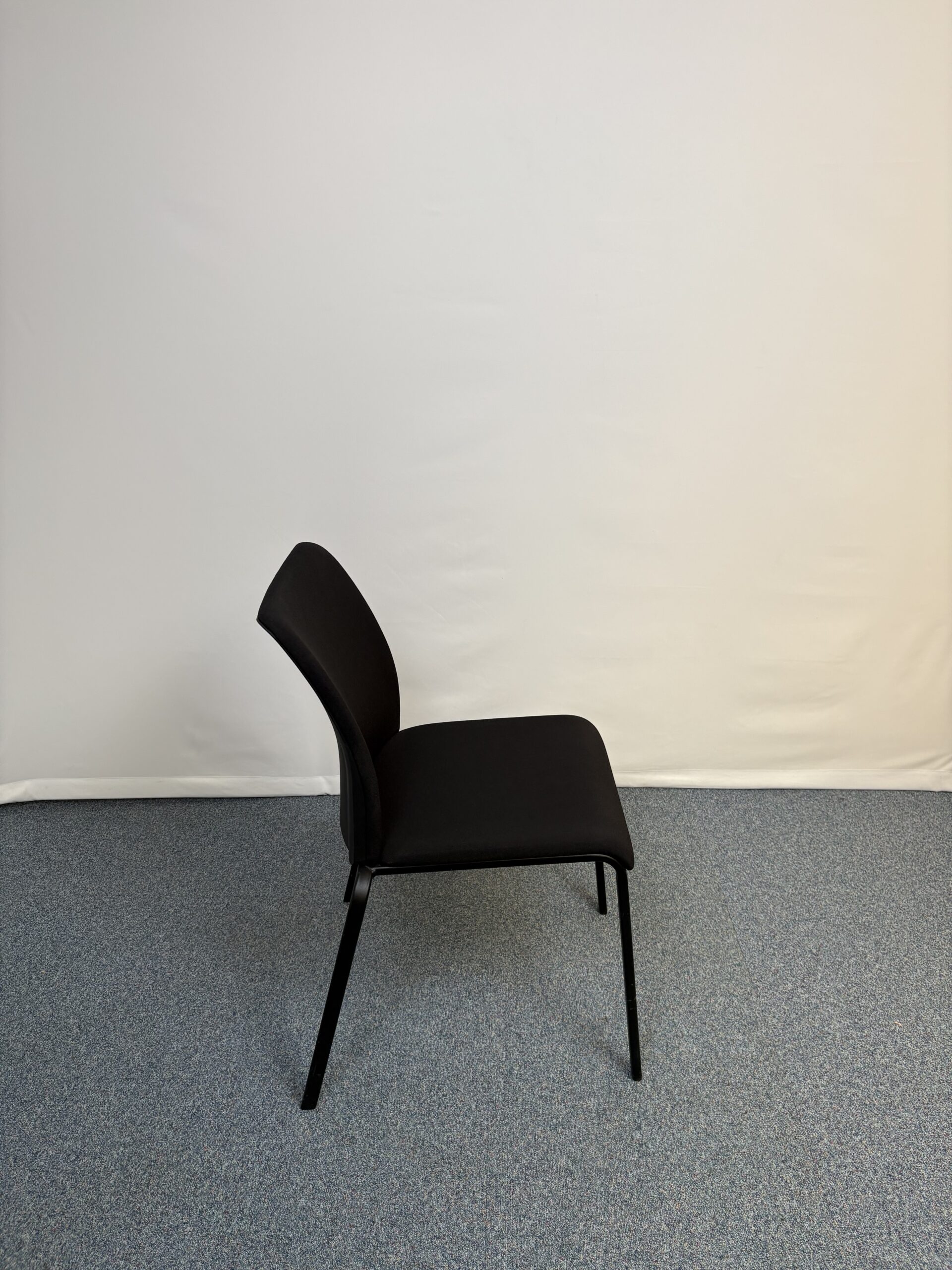 chaise-visiteur-plastique-tissu-noir-steelcase-noir-2.jpeg
