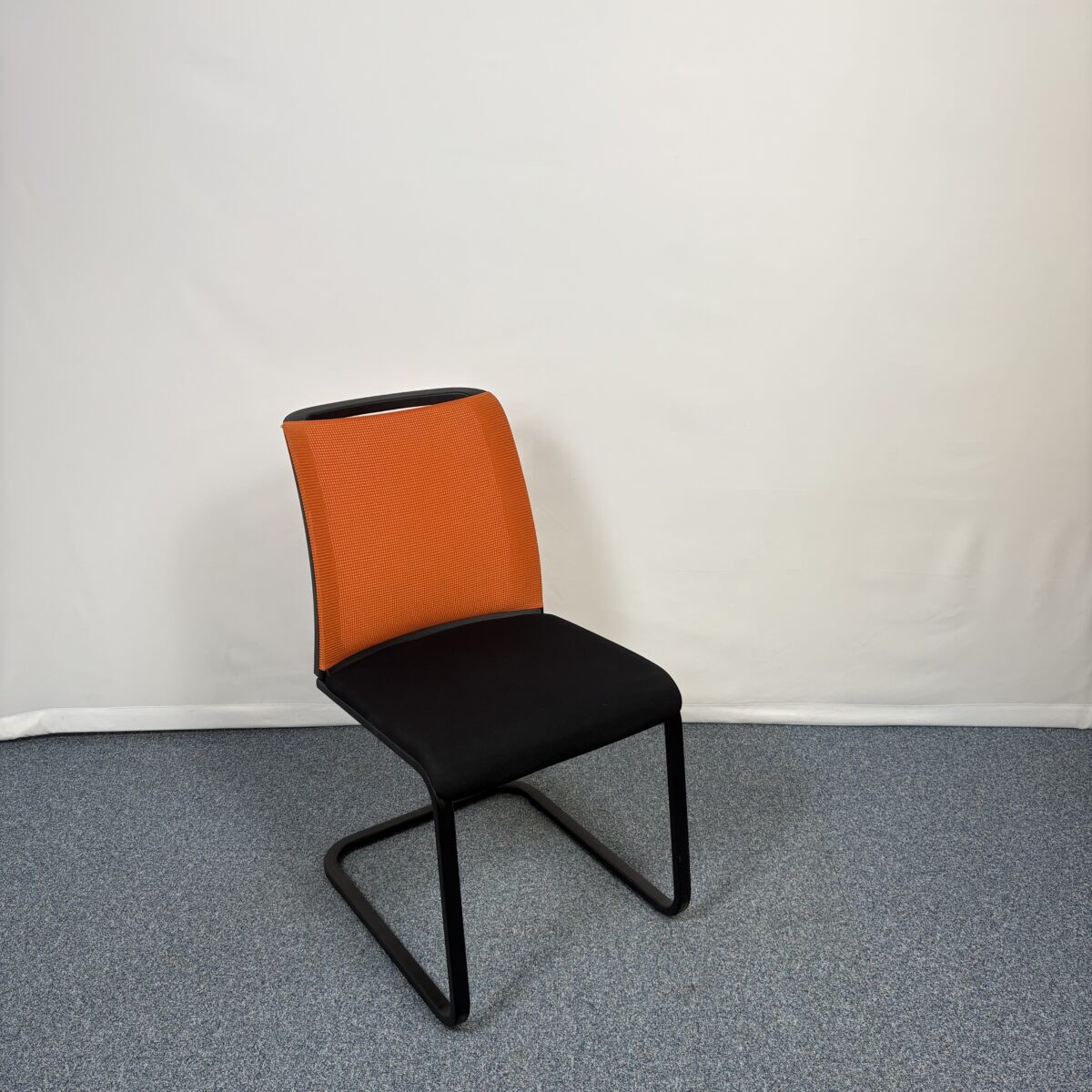 Siège de réunion Steelcase Reply en orange et noir