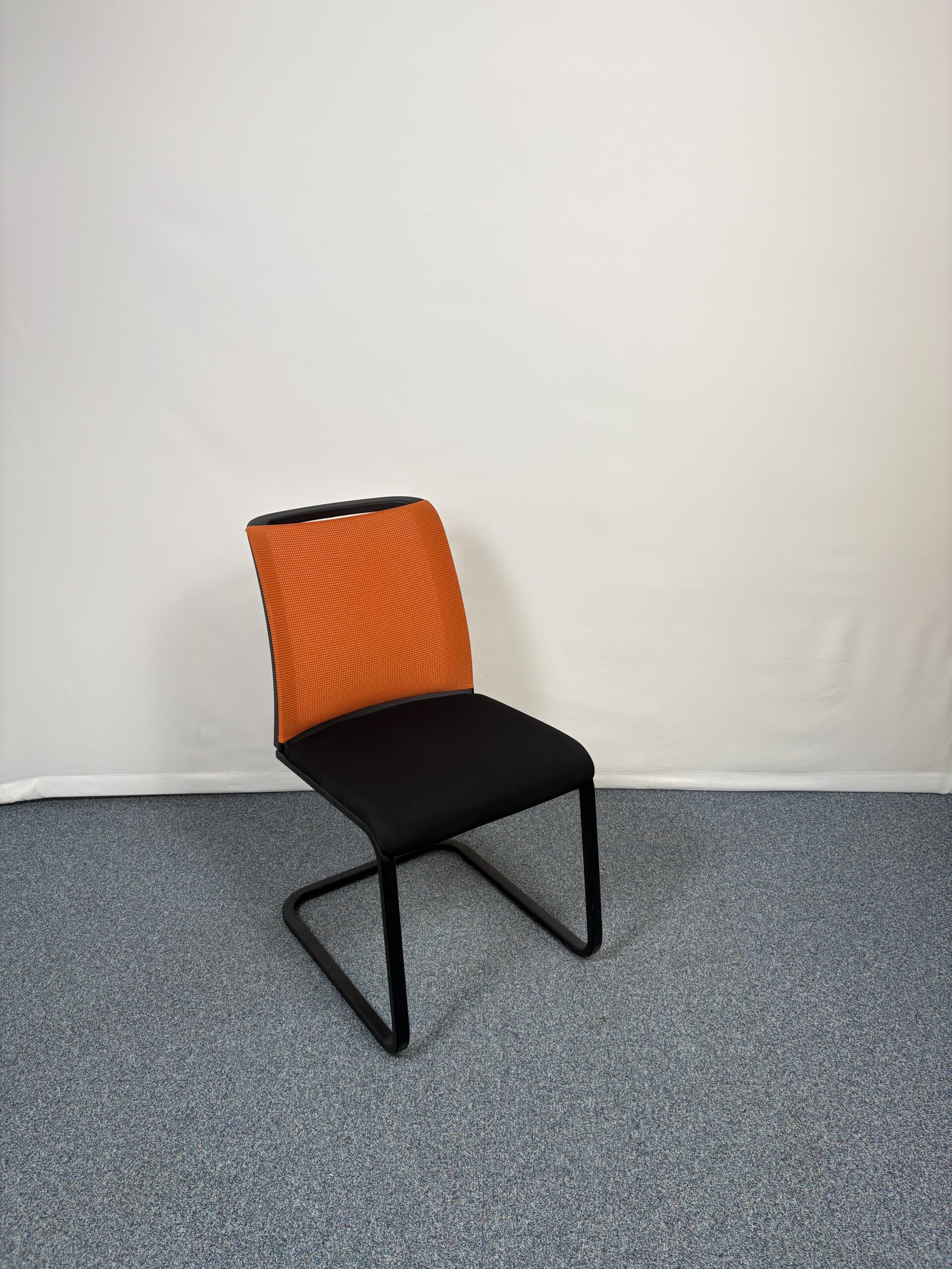 Siège de réunion Steelcase Reply en orange et noir