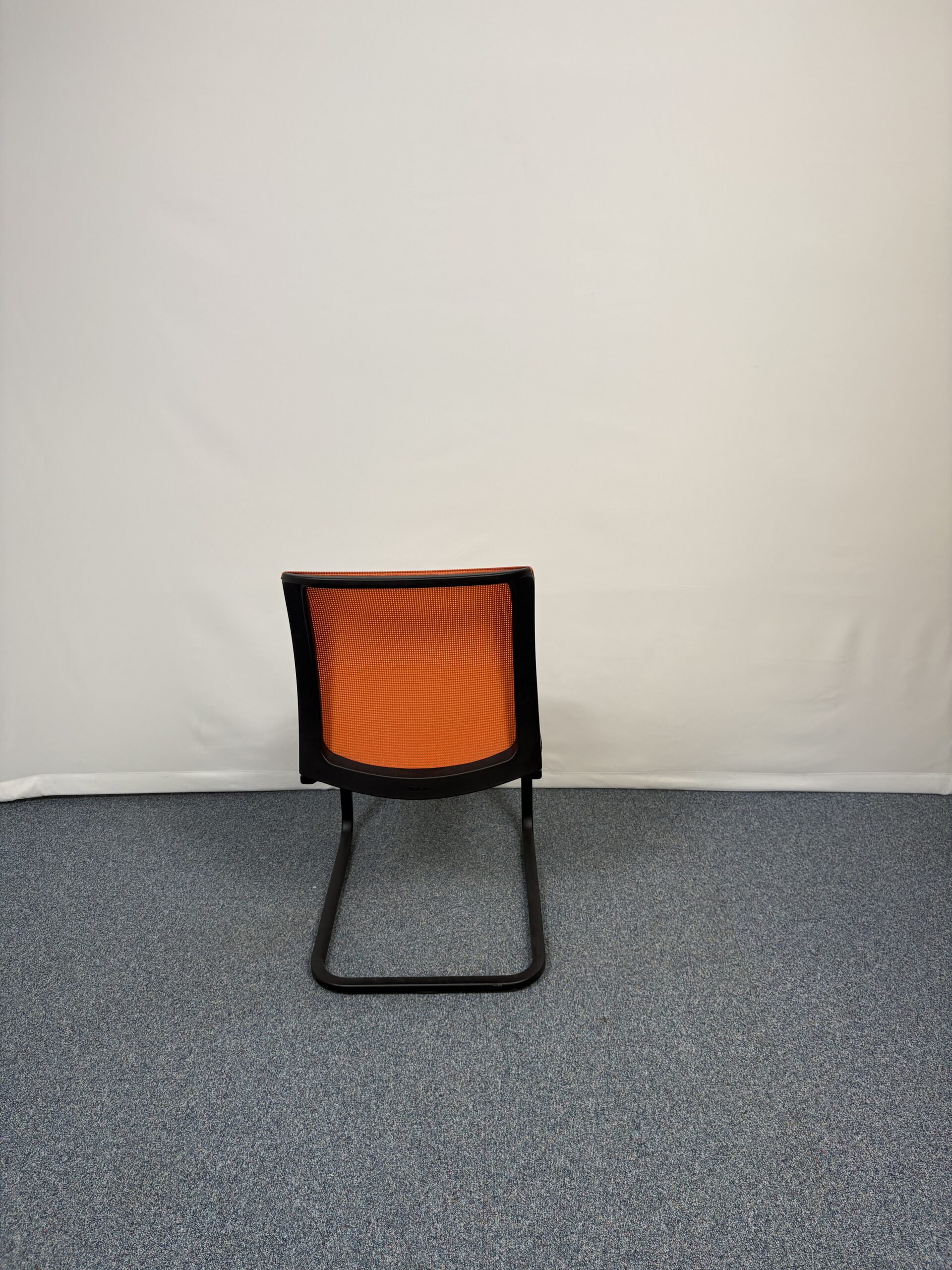 chaise-visiteur-plastique-tissu-orange-noir-steelcase-3.jpeg