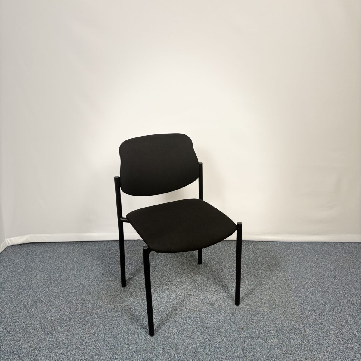 Siège de réunion en plastique et tissu noir au design épuré