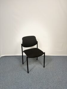 Siège de réunion en plastique et tissu noir au design épuré