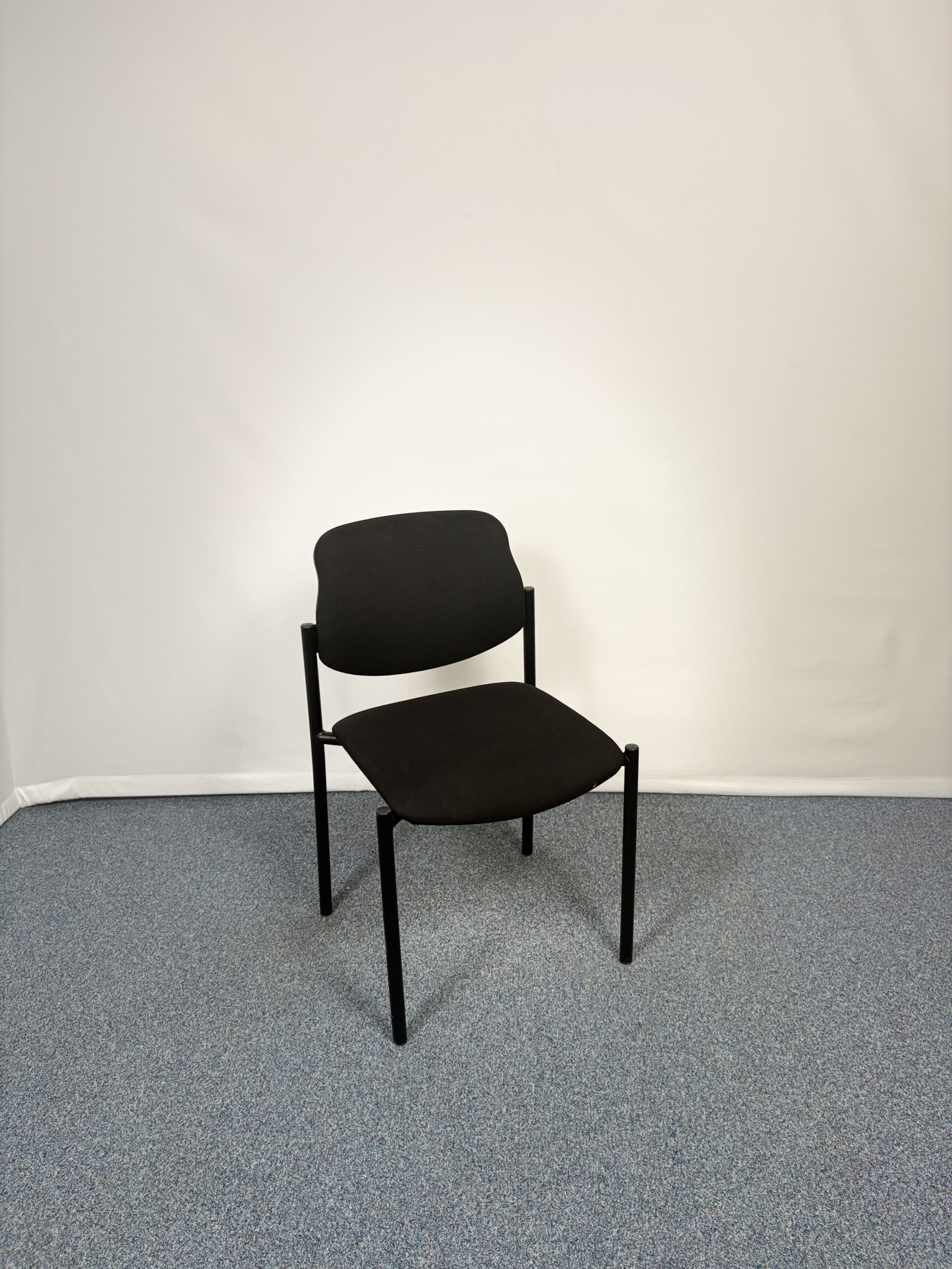 Siège de réunion en plastique et tissu noir au design épuré