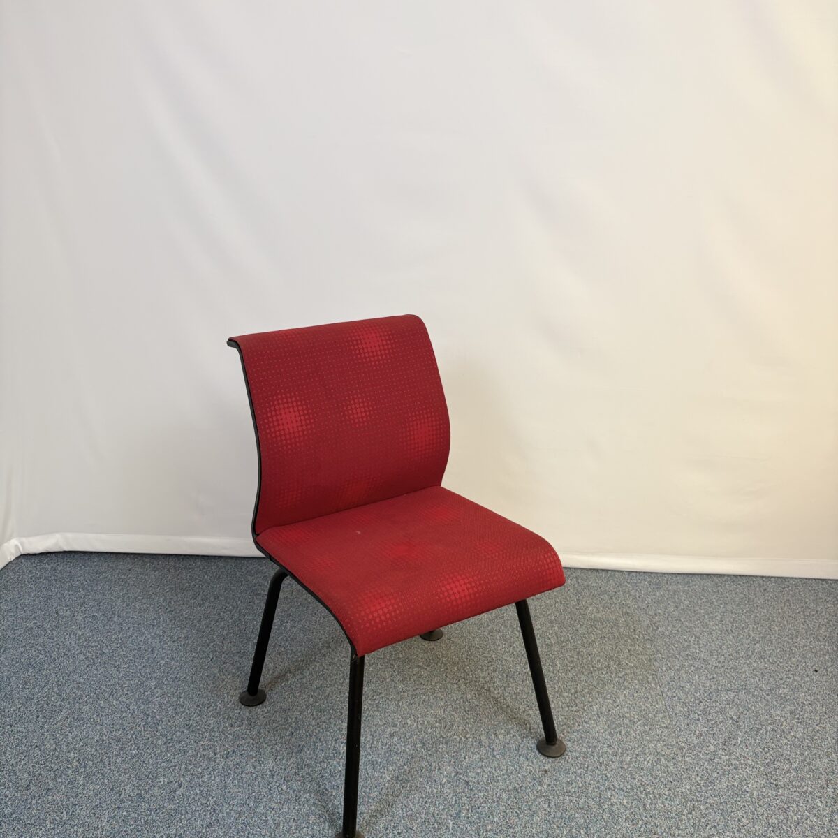 Siège de réunion Steelcase confortable en plastique et tissu rouge et noir
