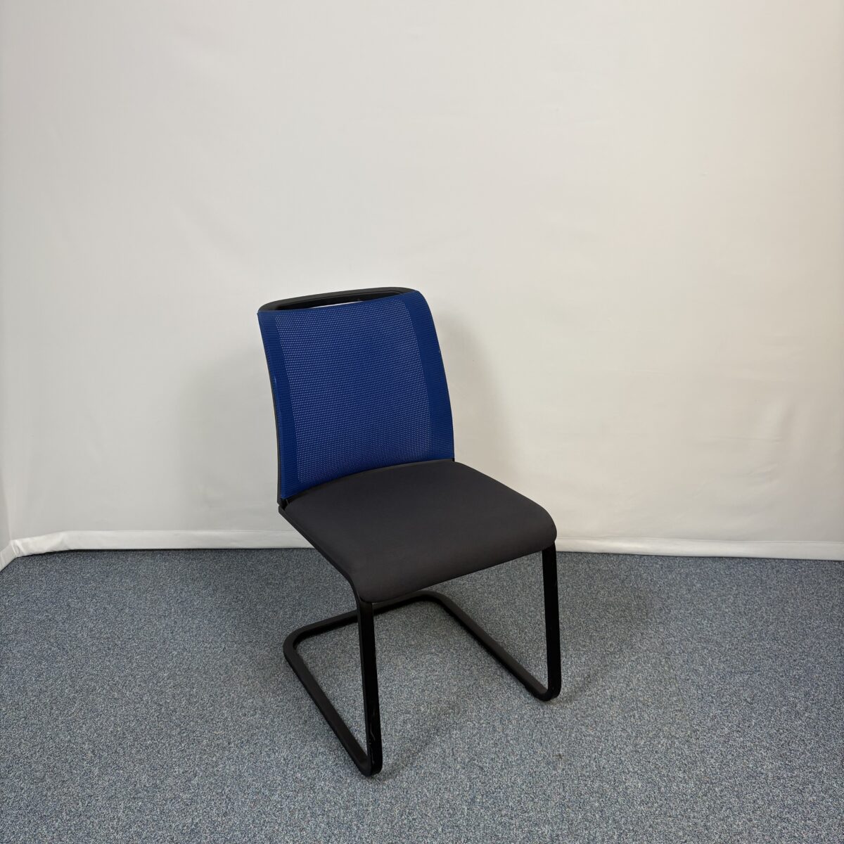 Siège de réunion Steelcase en plastique et tissu bleu