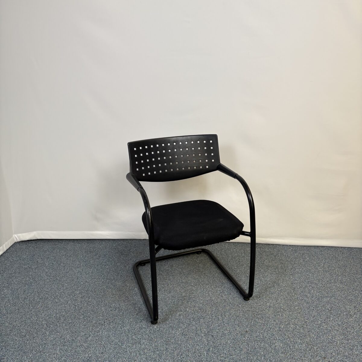 Siège visiteur modern Vitra en plastique et tissu noir