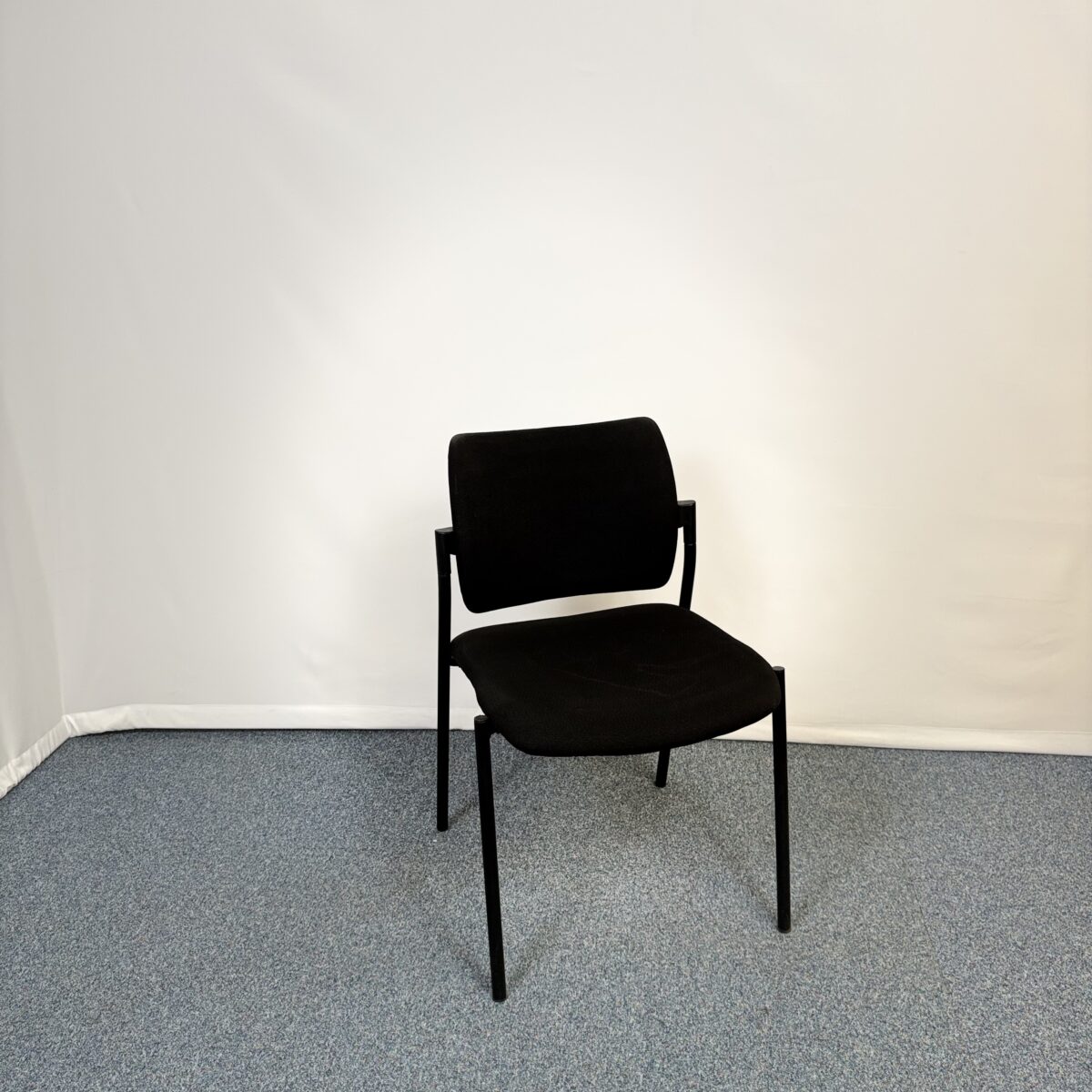 Siège de réunion en plastique et tissu noir