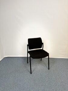 Siège de réunion en plastique et tissu noir
