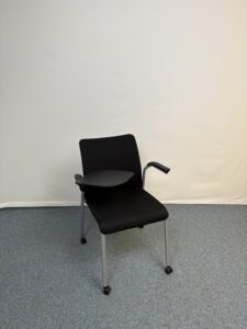 Siège de réunion en plastique et tissu noir avec tablette et roulettes