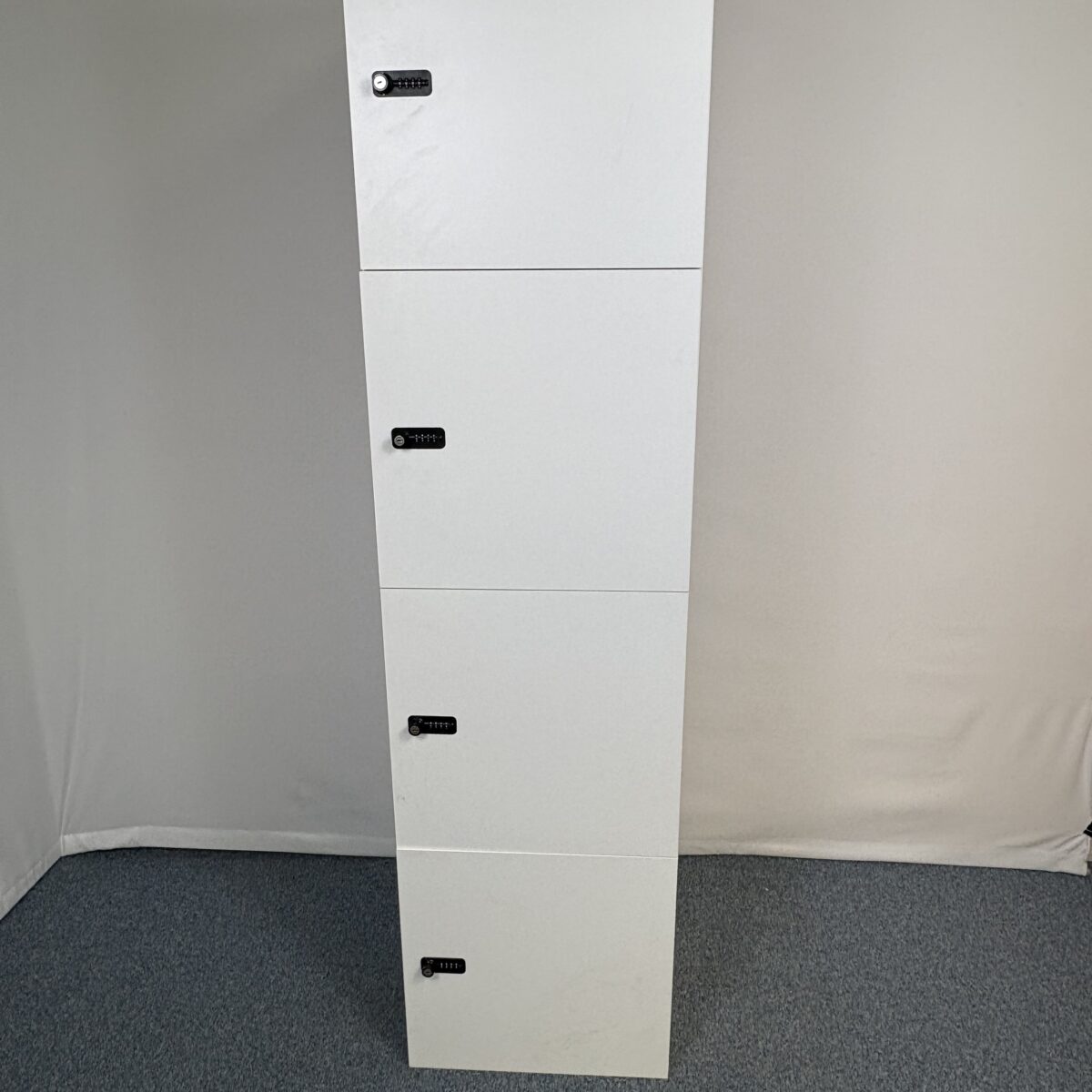 Grande colonne de rangement blanche