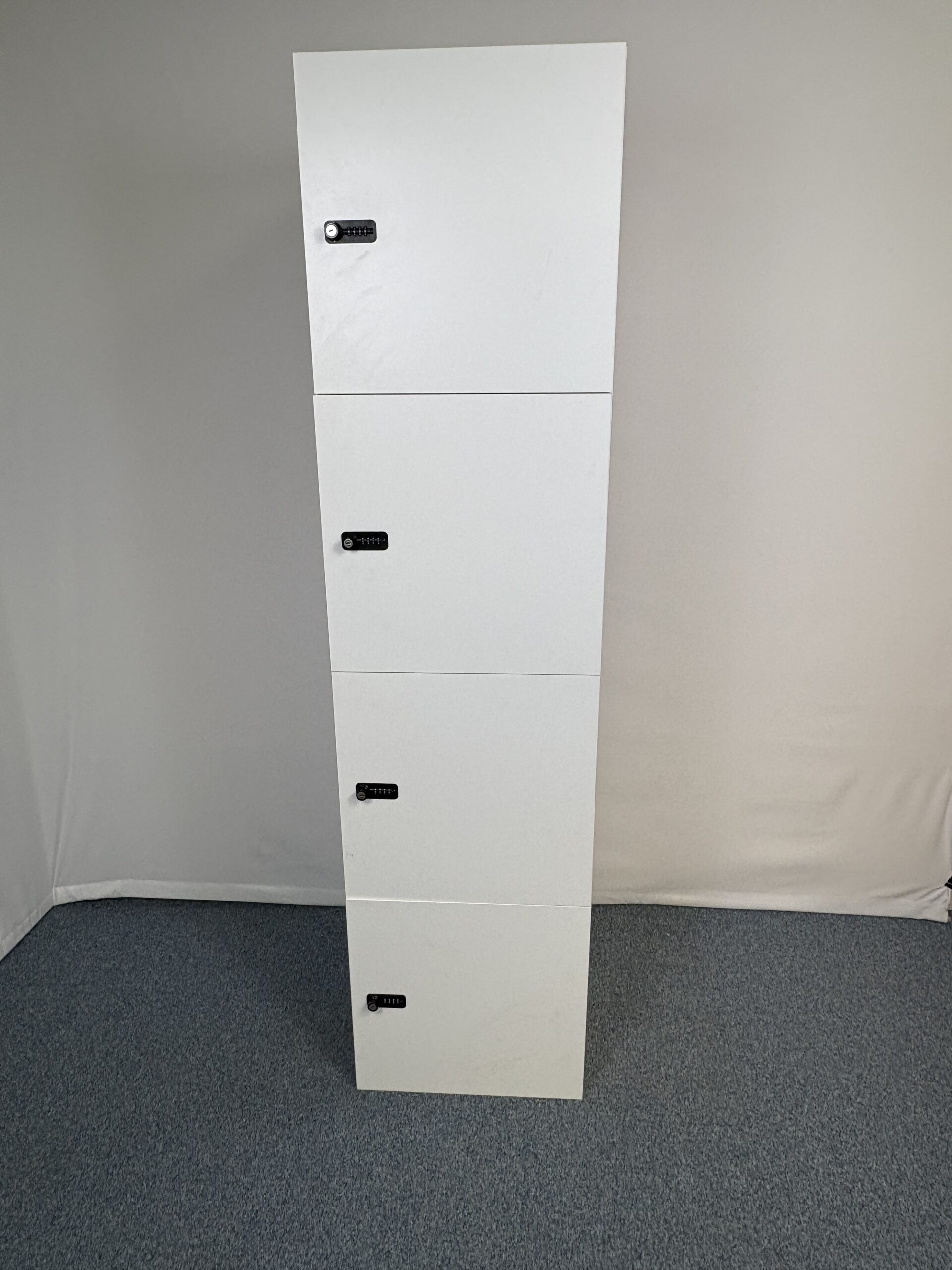 Grande colonne de rangement blanche