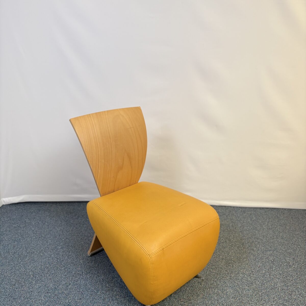 Fauteuil d’accueil design Dauphin en cuir et bois