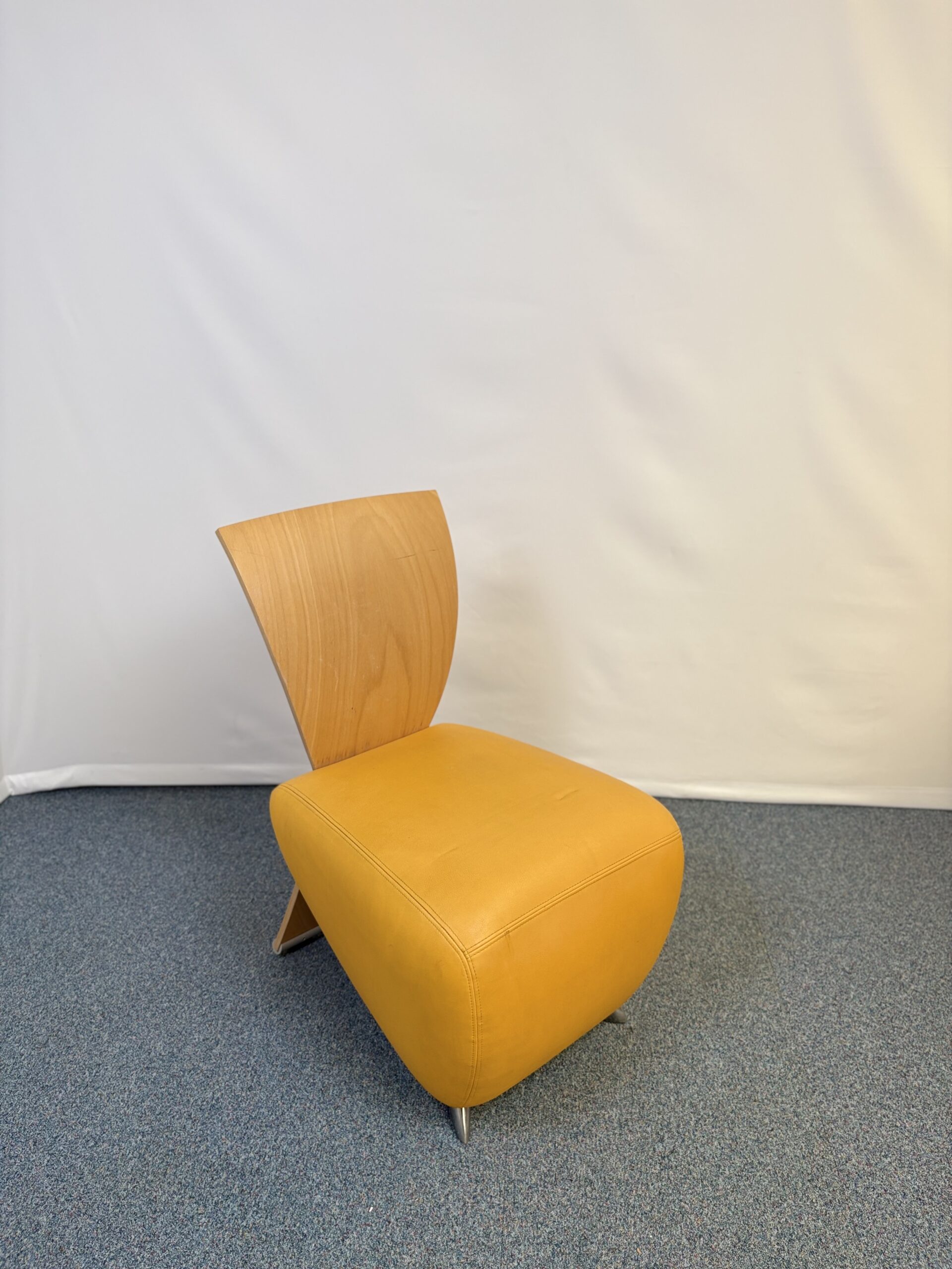 fauteuil-acceuil-bois-cuir-jaune-dauphin-1.jpeg