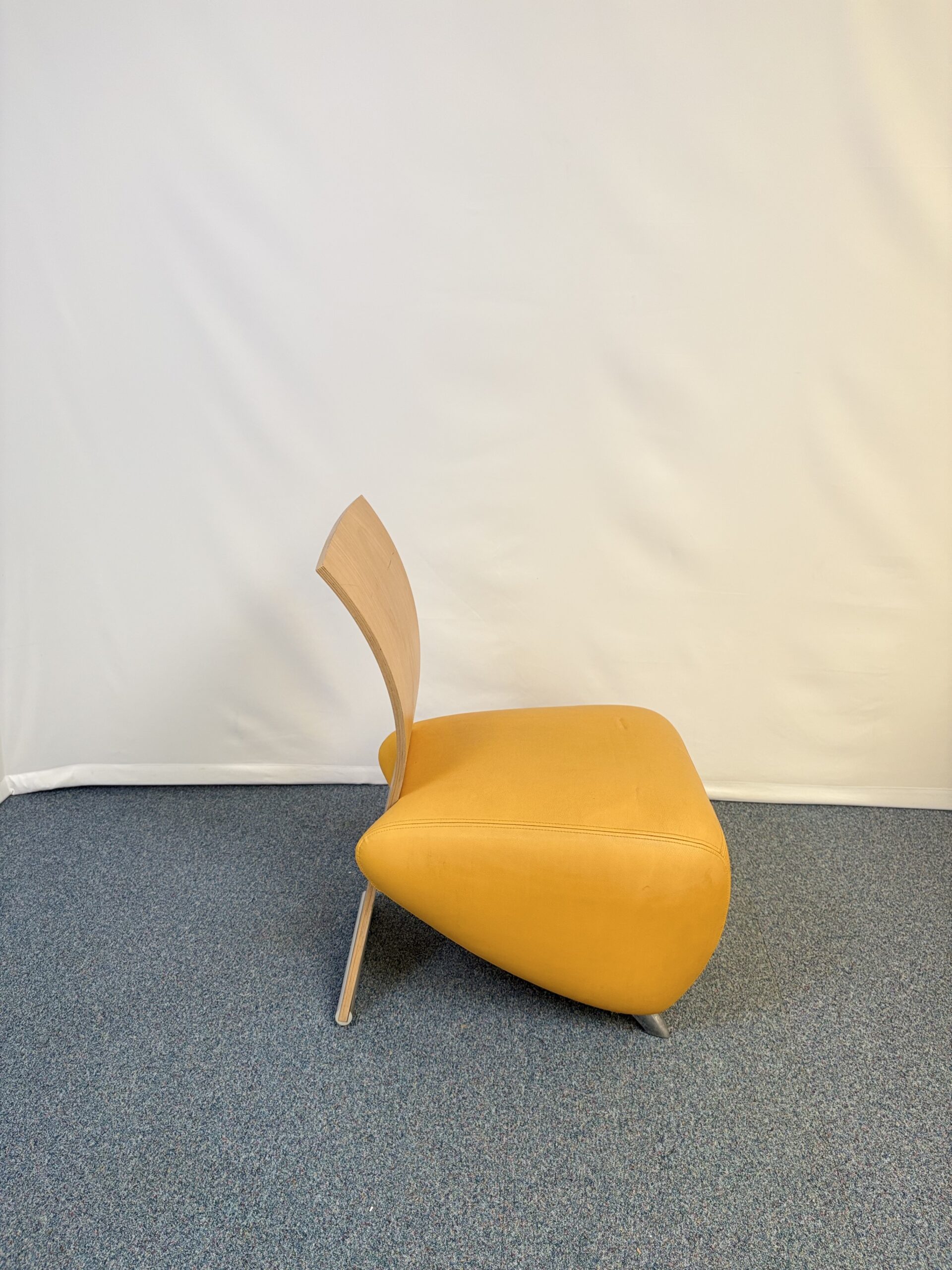 fauteuil-acceuil-bois-cuir-jaune-dauphin-2.jpeg