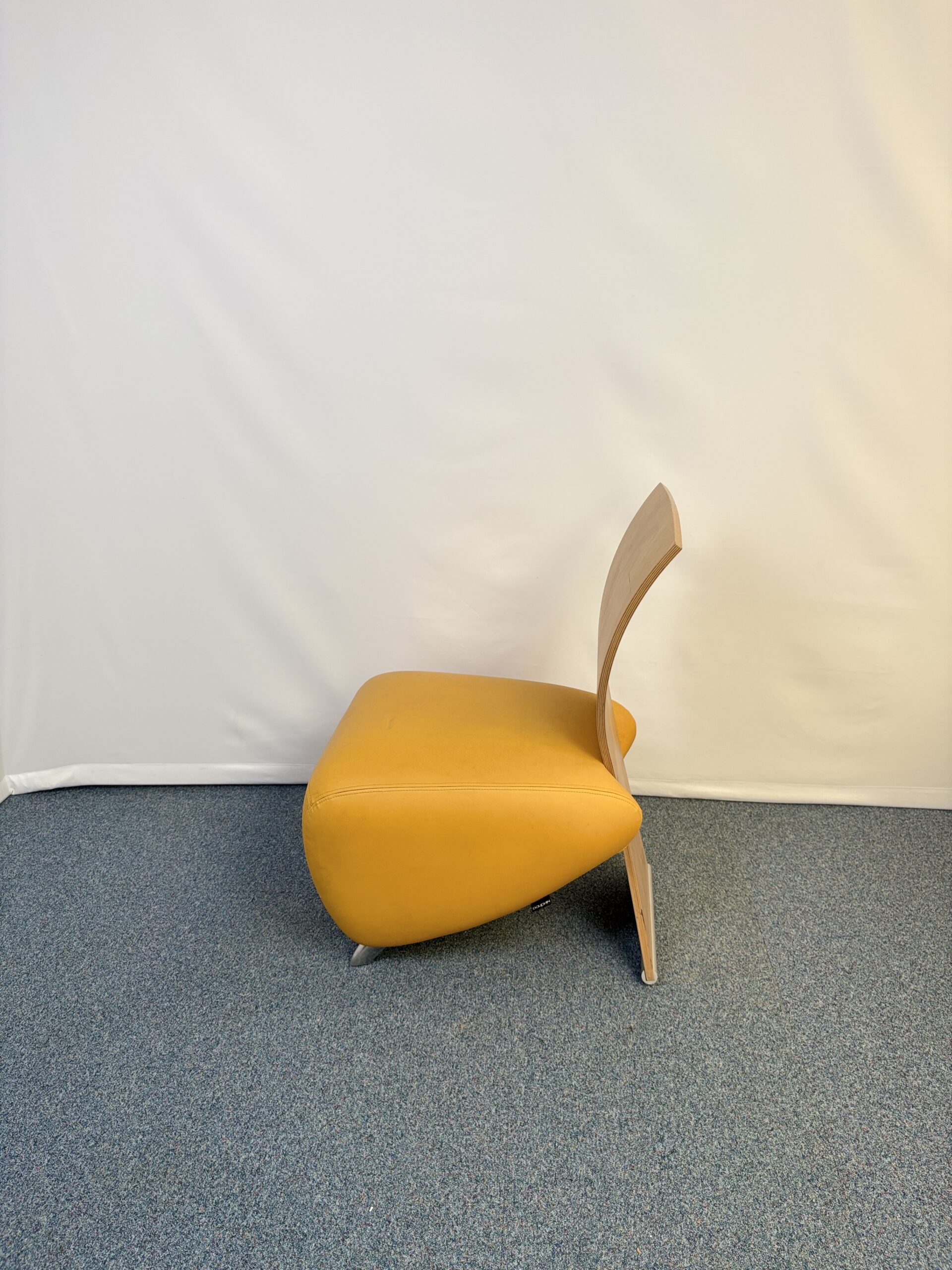 fauteuil-acceuil-bois-cuir-jaune-dauphin-4.jpeg