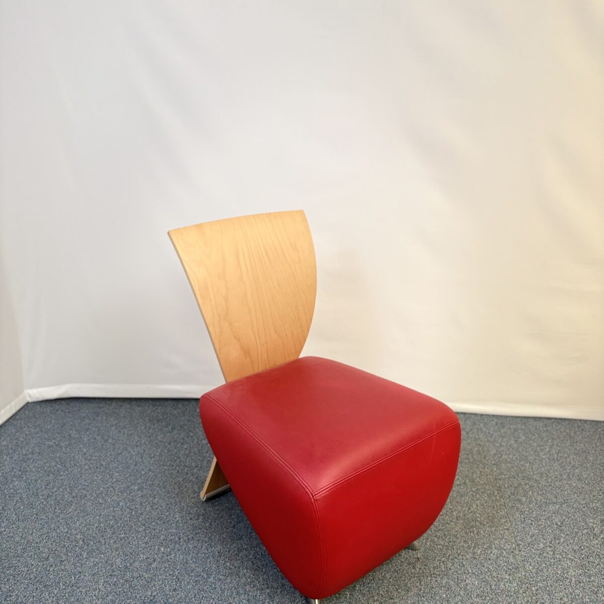 Fauteuil d’accueil design Dauphin en cuir et bois