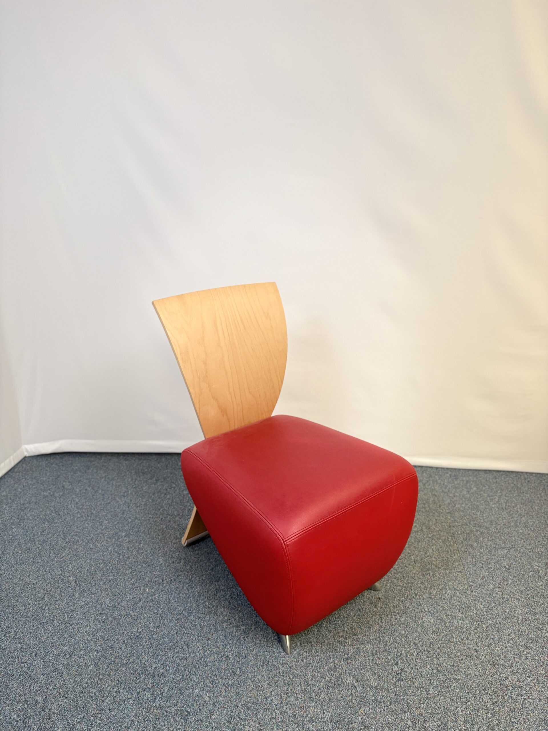 Fauteuil d’accueil design Dauphin en cuir et bois