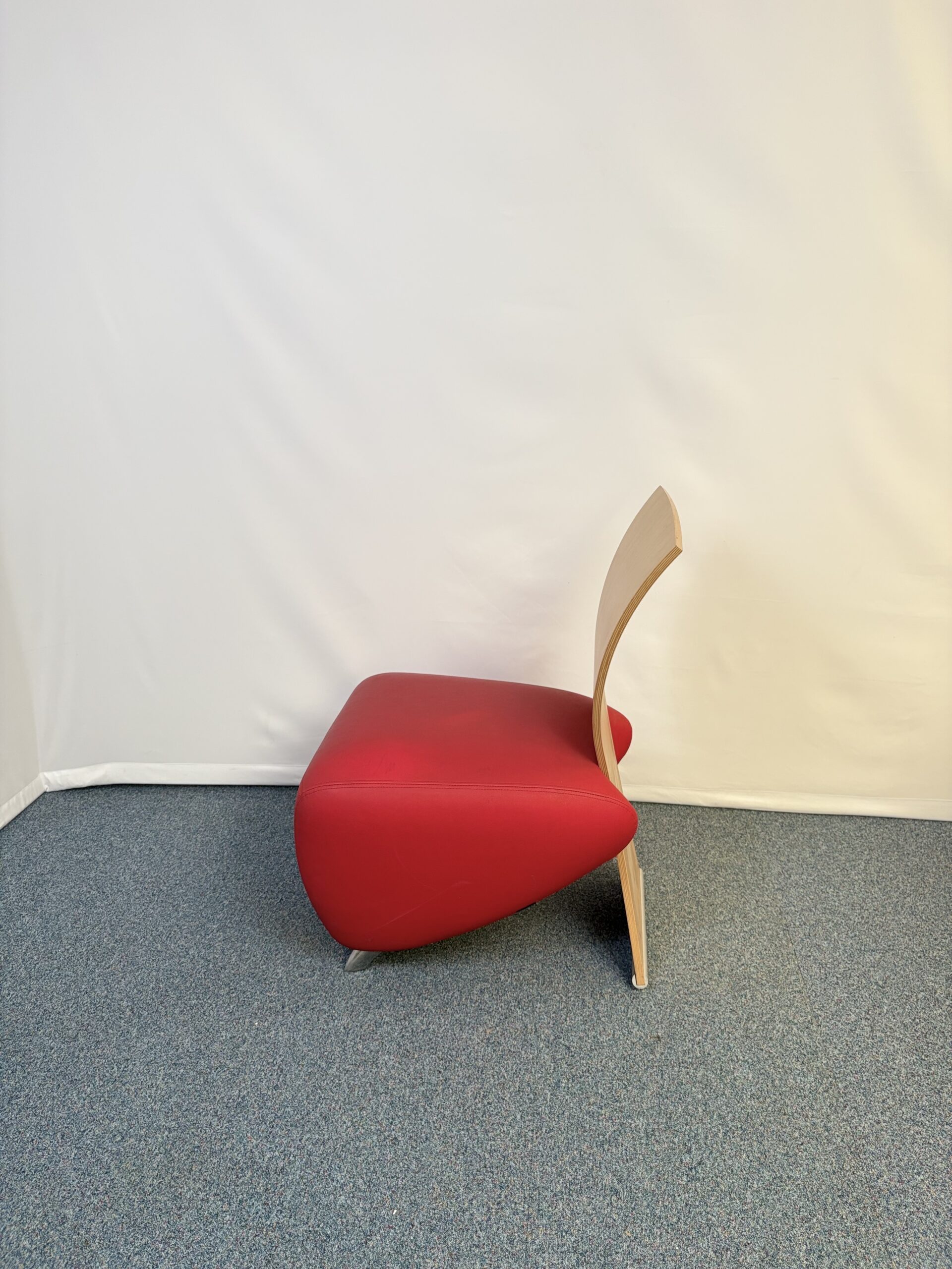 fauteuil-acceuil-bois-cuir-rouge-dauphin-4.jpeg