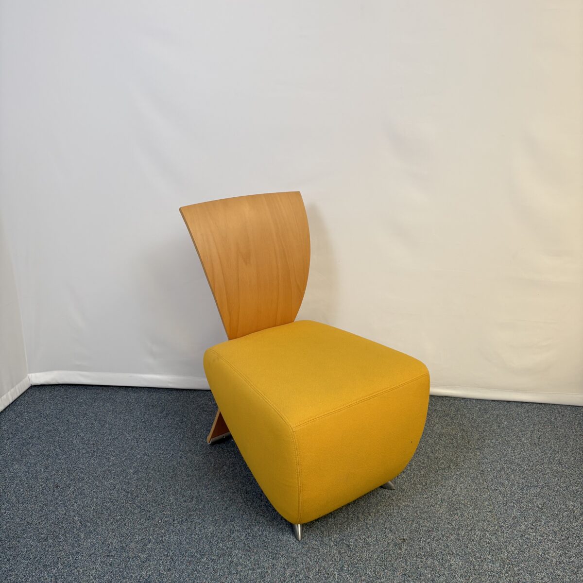 Fauteuil d’accueil design Dauphin en tissu et bois