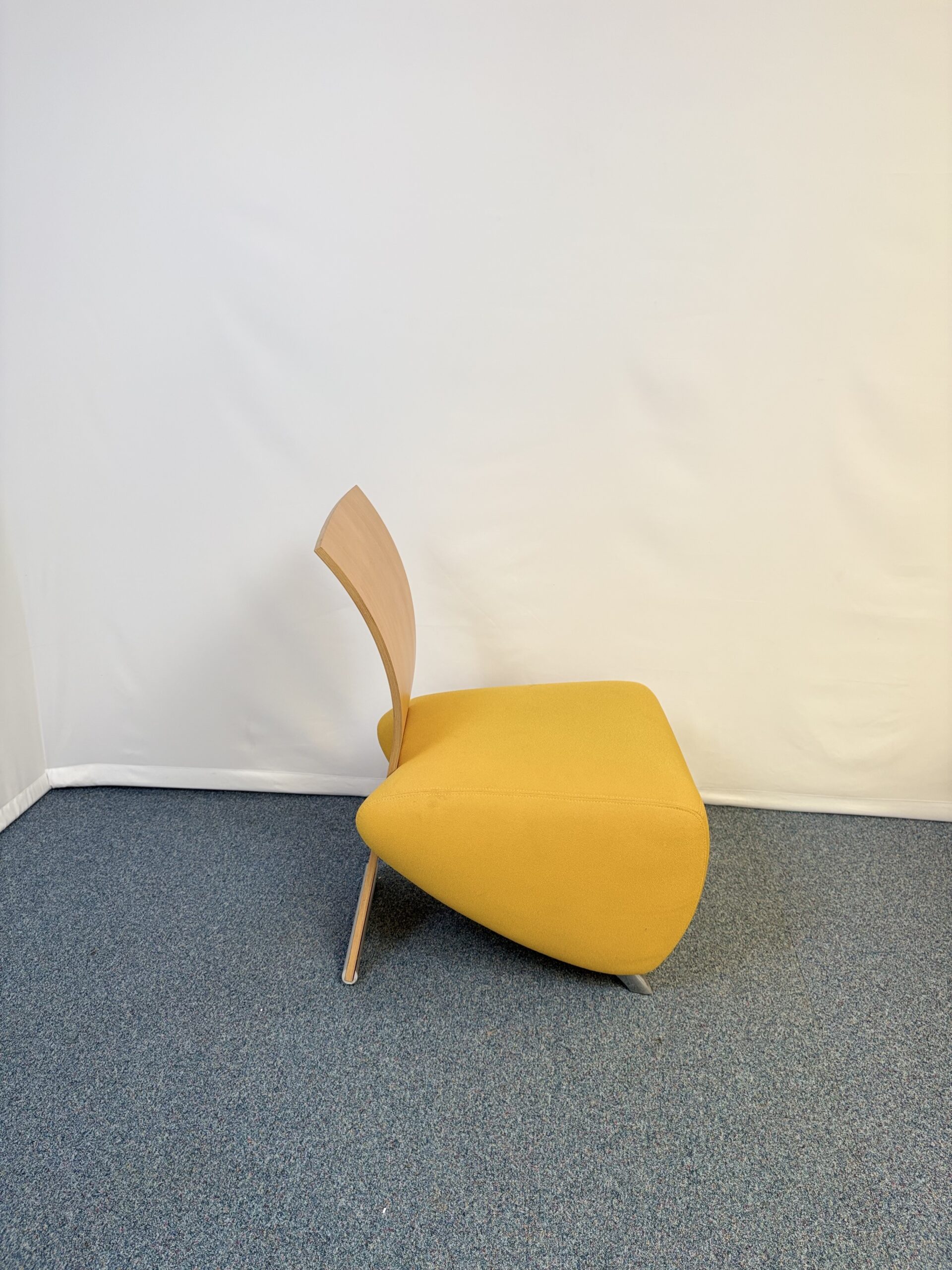 fauteuil-acceuil-bois-tissu-jaune-dauphin-2.jpeg