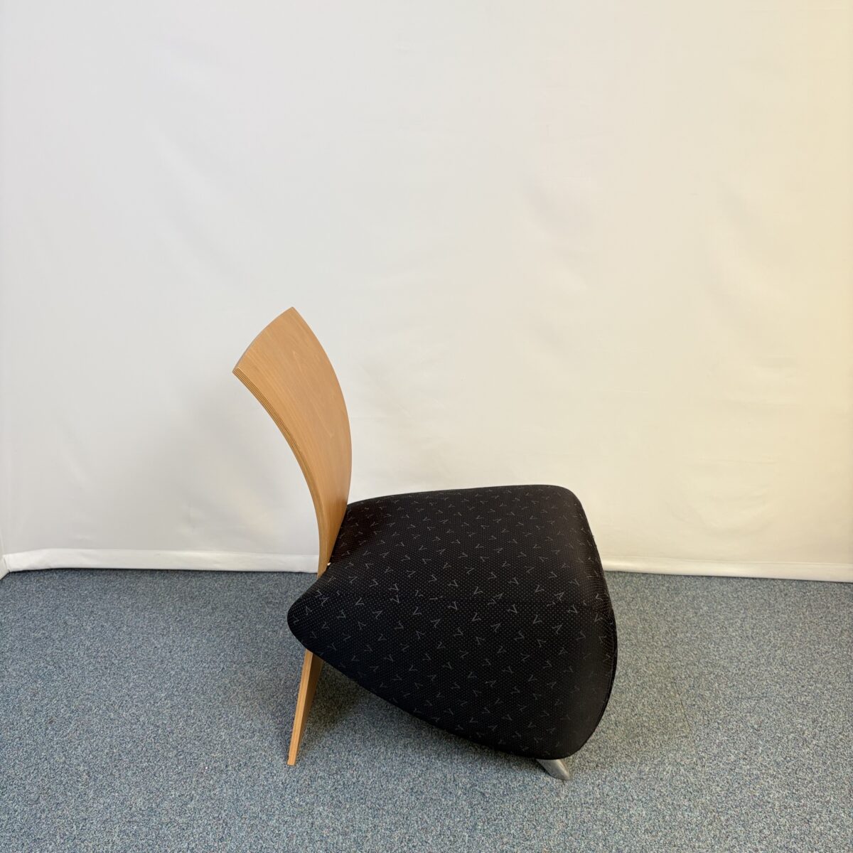 Fauteuil d’accueil design Dauphin en tissu et bois