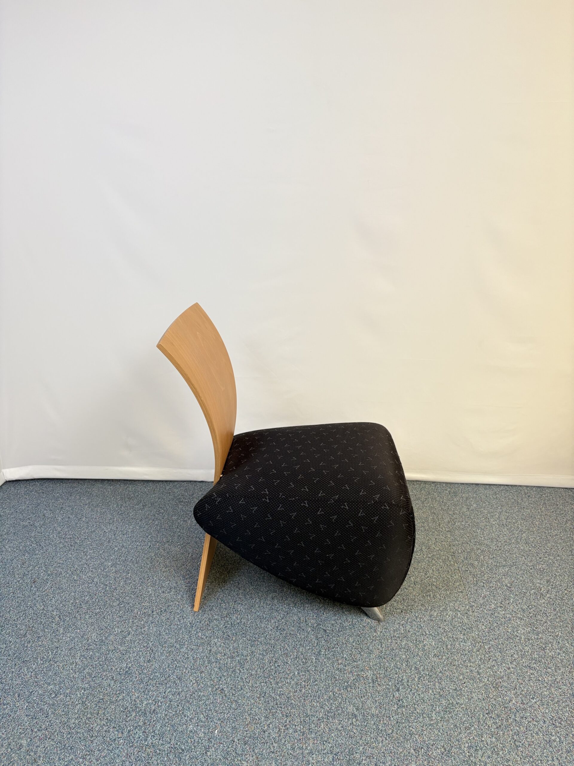 Fauteuil d’accueil design Dauphin en tissu et bois