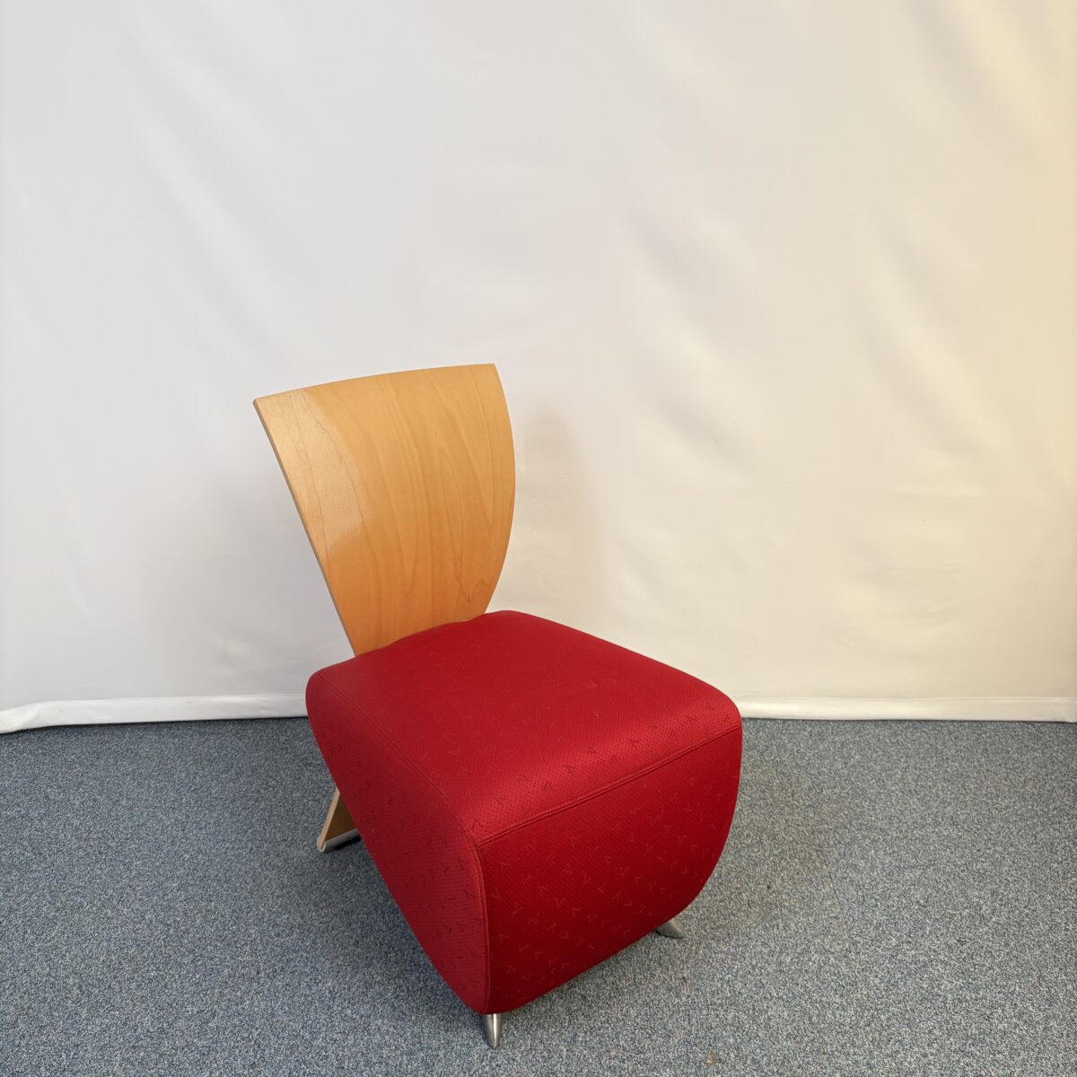 Fauteuil d’accueil design Dauphin en tissu et bois