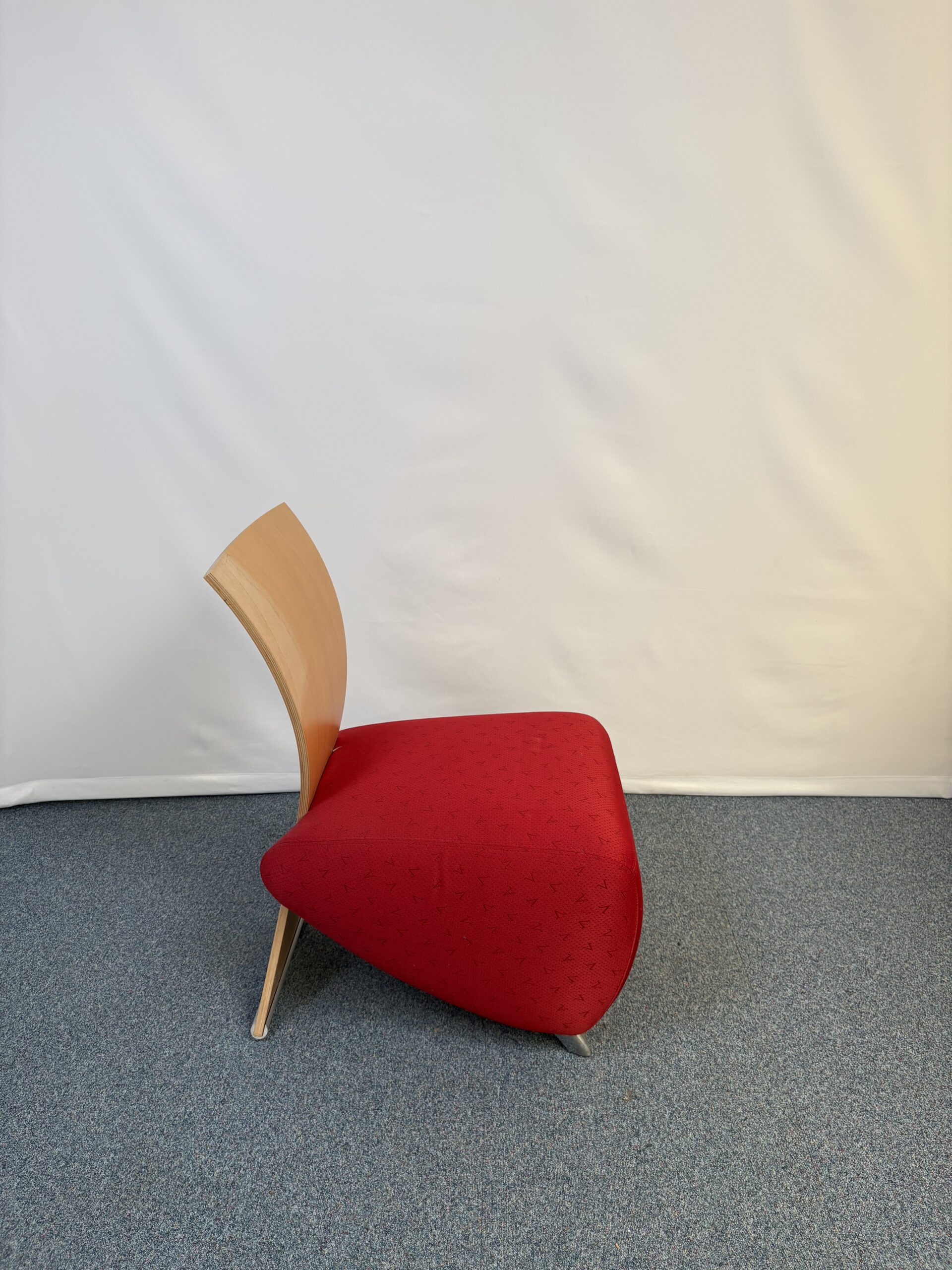 fauteuil-acceuil-bois-tissu-rouge-dauphin-2.jpeg