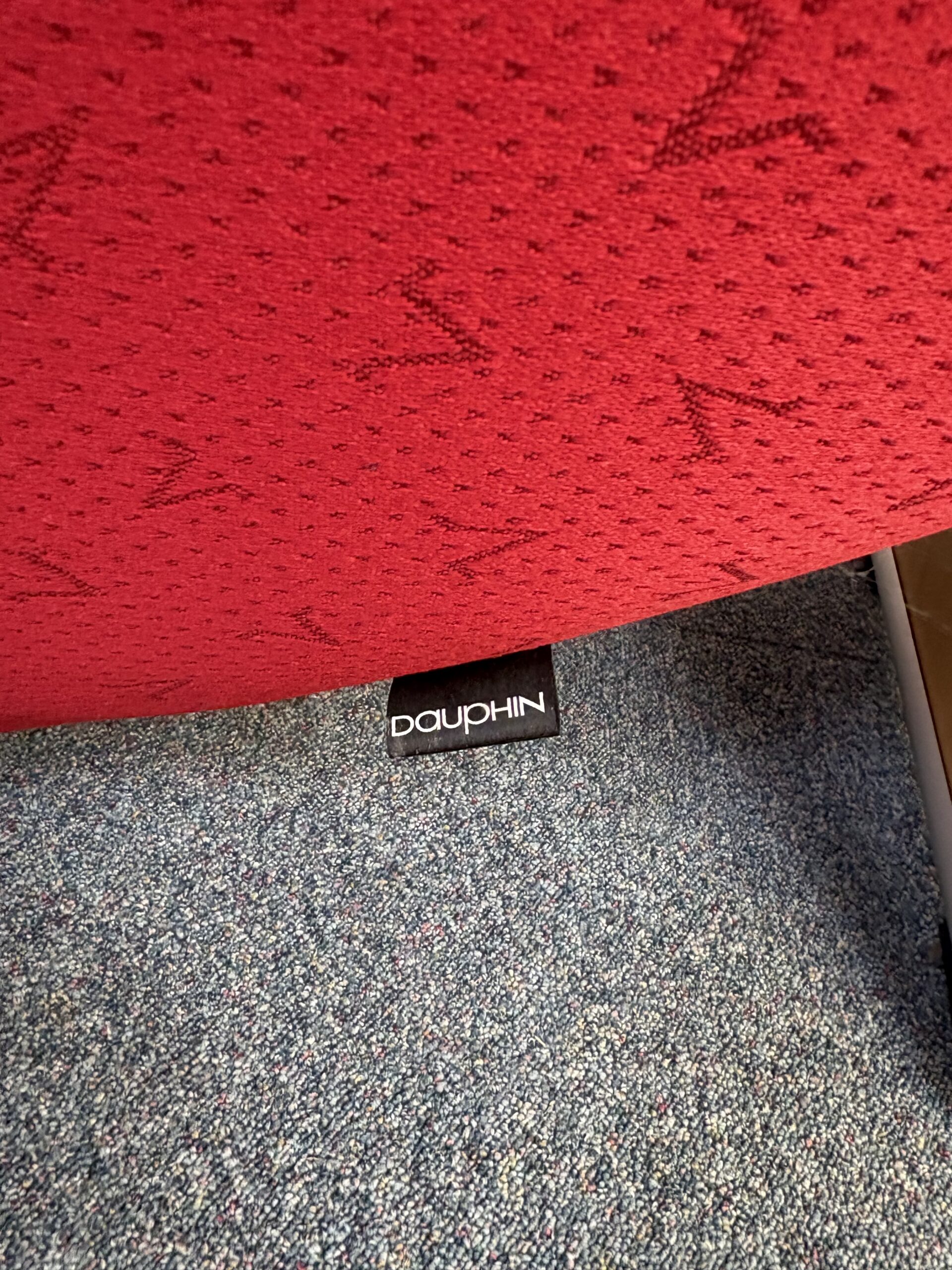 fauteuil-acceuil-bois-tissu-rouge-dauphin-5.jpeg