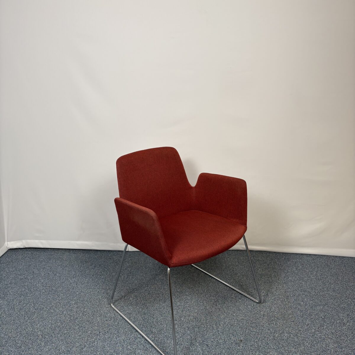 Siège d’accueil Inclass en métal et tissu rouge