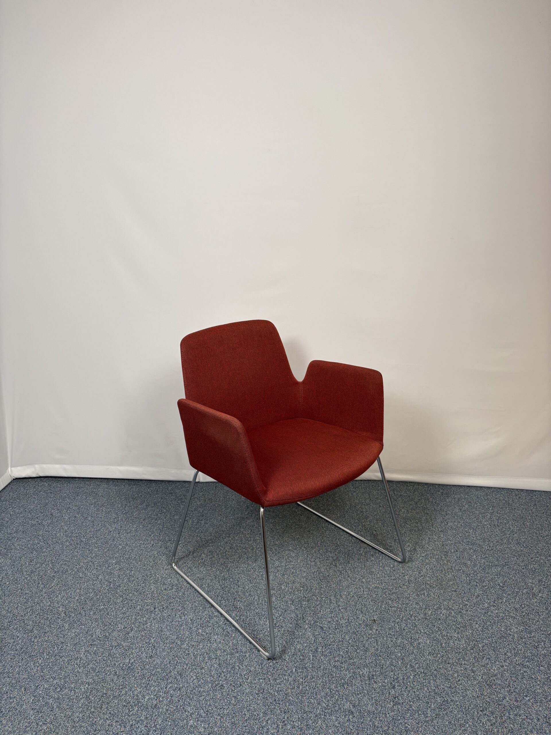 Siège d’accueil Inclass en métal et tissu rouge