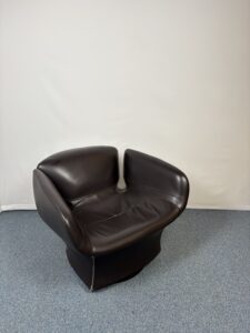 Large fauteuil en cuir confortable
