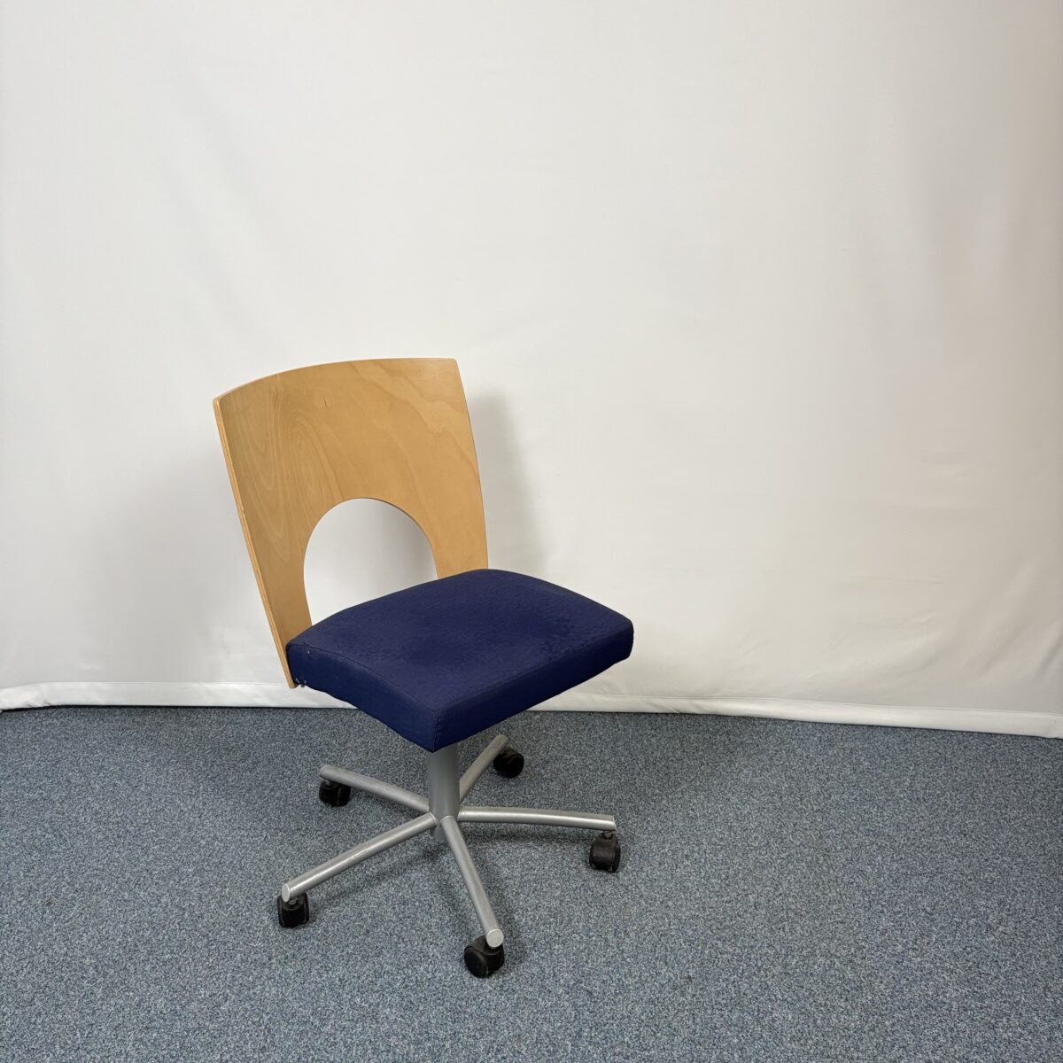 Fauteuil collaborateur Kinnarps Yin en tissu bleu et bois