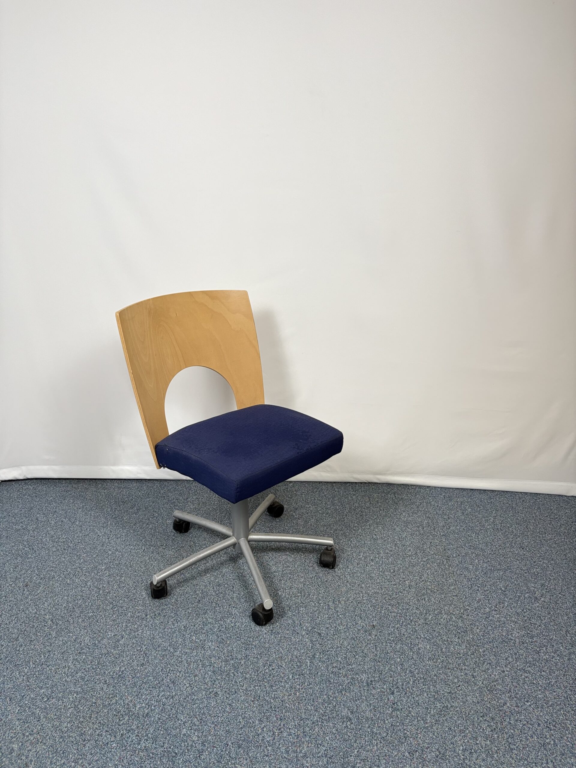 Fauteuil collaborateur Kinnarps Yin en tissu bleu et bois