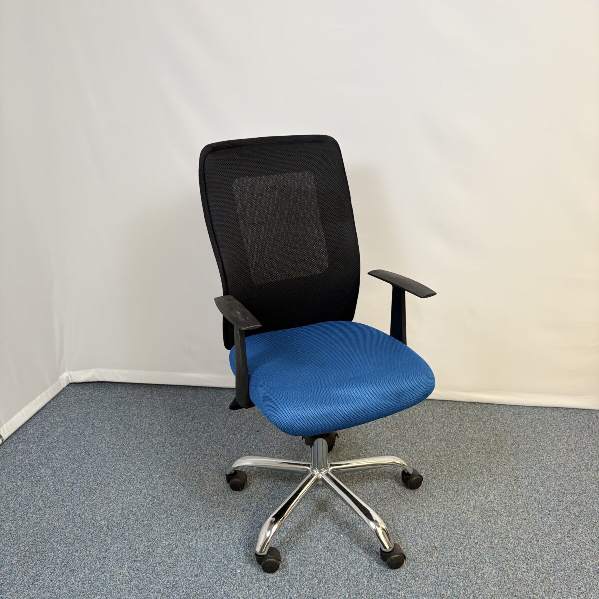 Siège de bureau bleu et noir avec assise confortable