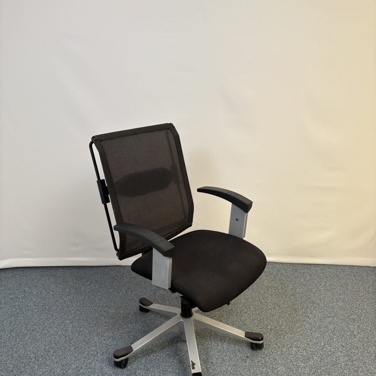 Fauteuil collaborateur en tissu noir confortable et réglable