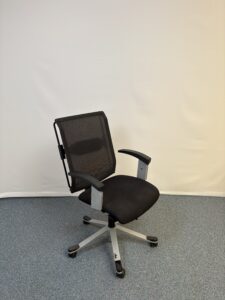 Fauteuil collaborateur en tissu noir confortable et réglable