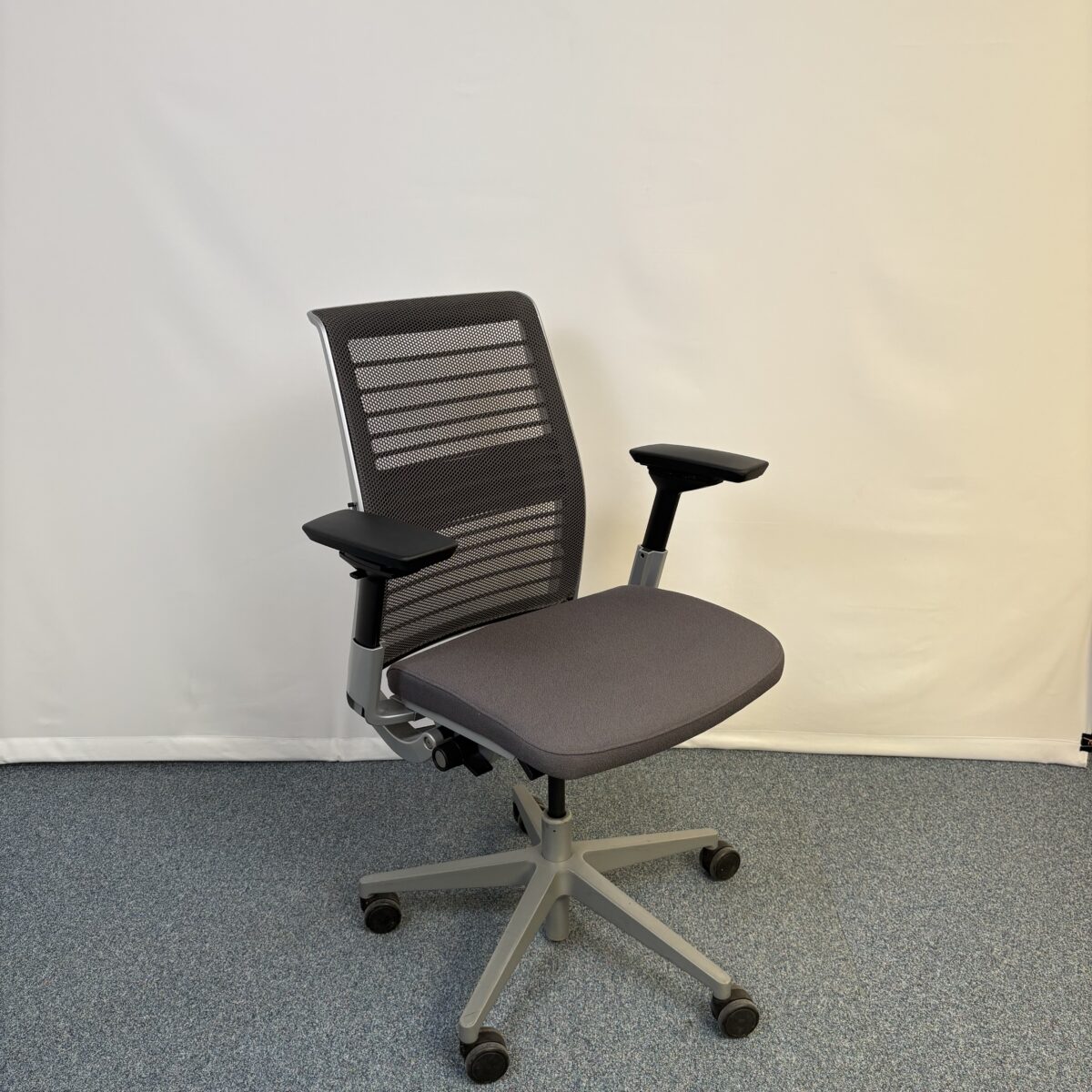 Fauteuil collaborateur Steelcase Think V2 en metal et tissu