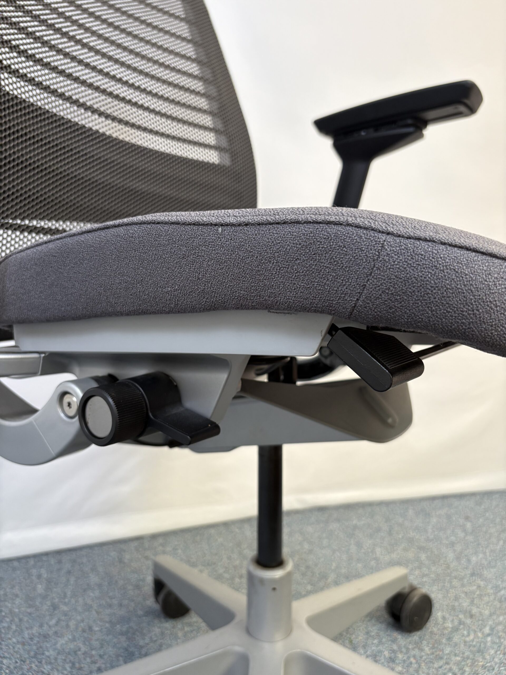 fauteuil-collaborateur-metal-tissu-gris-steelcase-8.jpeg